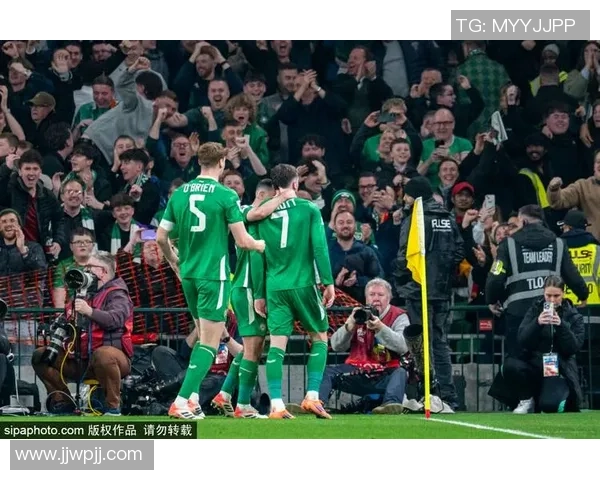 足球明星意外现身街头与路人球员同场竞技引发热议 足球明星意外现身街头与路人球员同场竞技引发热议